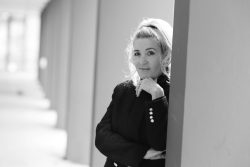 Rain photo shoot with charming musician, singer, songwriter..... Silvie Rider Young from USA / Silvie Rider-Young 28.8.23 Foto Sigi Müller