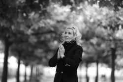 Rain photo shoot with charming musician, singer, songwriter..... Silvie Rider Young from USA / Silvie Rider-Young 28.8.23 Foto Sigi Müller