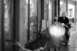 Rain photo shoot with charming musician, singer, songwriter..... Silvie Rider Young from USA / Silvie Rider-Young 28.8.23 Foto Sigi Müller