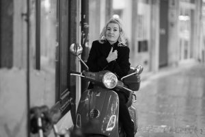 Rain photo shoot with charming musician, singer, songwriter..... Silvie Rider Young from USA / Silvie Rider-Young 28.8.23 Foto Sigi Müller