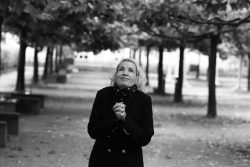 Rain photo shoot with charming musician, singer, songwriter..... Silvie Rider Young from USA / Silvie Rider-Young 28.8.23 Foto Sigi Müller