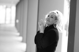 Rain photo shoot with charming musician, singer, songwriter..... Silvie Rider Young from USA / Silvie Rider-Young 28.8.23 Foto Sigi Müller