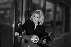 Rain photo shoot with charming musician, singer, songwriter..... Silvie Rider Young from USA / Silvie Rider-Young 28.8.23 Foto Sigi Müller