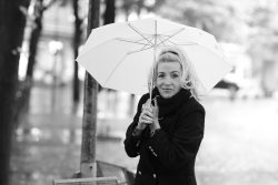 Rain photo shoot with charming musician, singer, songwriter..... Silvie Rider Young from USA / Silvie Rider-Young 28.8.23 Foto Sigi Müller
